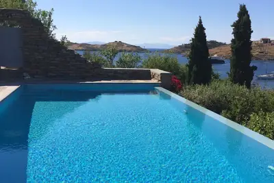 Image de Villa en bord de mer avec piscine privée et vue sur la mer