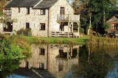 Image de Cottage au bord du lac - vue sur l'eau tranquille, pêche gratuite et adhésion au club de santé