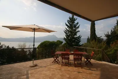 Image de Villa: 16 personnes, piscine, jardin, deux grandes terrasses, vue spectaculaire