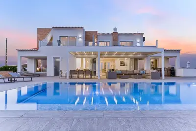 Image de Villa exceptionnelle de 6 chambres avec vue sur la mer et jardins bien entretenus