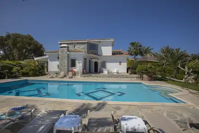 Image de Villa de luxe à Ayia Napa avec une piscine près de la plage!