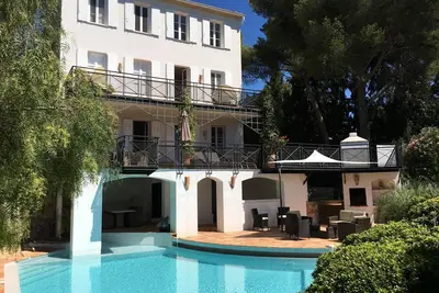 Image de Villa de standing proche Saint-Tropez vue mer. Plage, Port, centre ville à pied