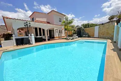 Image de Magnifique villa avec piscine privée chauffée, plage, terrain de golf. 12 personnes