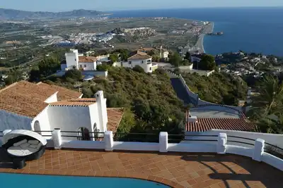 Image de Villa avec de belles vues, piscine privée chauffée