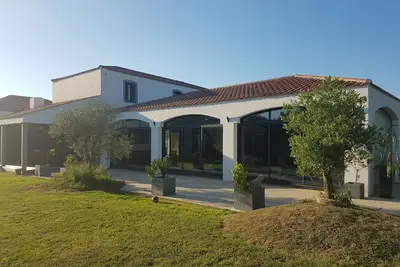 Image de Propriété avec piscine intérieure de 270m2