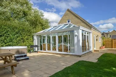 Image de Domaine viticole du manoir des Cotswolds, bain à remous exclusif, granges pour les jeux et les événements, parc de 50 hectares
