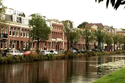 Image de Bel appartement spacieux rénové dans une villa du 19ème siècle, avec vue sur le canal