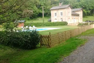 Image de Le chalet du marié est une maison de vacances isolée avec une piscine chauffée. Idéal pour les familles