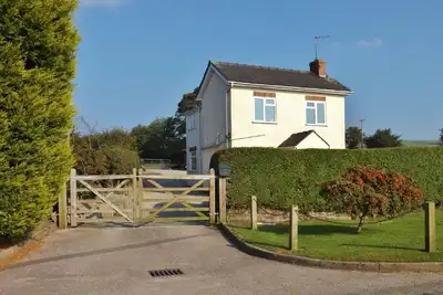 Cottage rural détaché dans un endroit idyllique avec 3 acres de terrain sécurisé pour chiens de 6 pieds