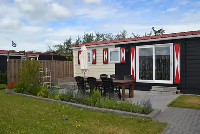Image de Chalet Zonnebloem est un chalet pour 6 personnes avec beaucoup d'intimité dans un parc calme