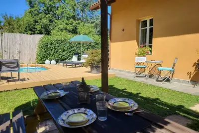 Image de Charmant cottage, récemment rénové, belle vue, propre piscine, à pied de bar / boutique. Wifi!