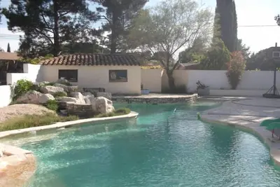 Image de Gite avec jardin privatif arboré dans propriété avec piscine