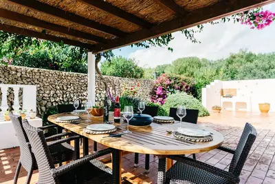 Villa de luxe avec piscine privée située dans les jardins matures de Trebaluger