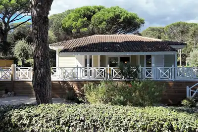 Image de Maison familiale. Cadre boisé calme. Jardin. Piscine privée. Terrasse. Parking.