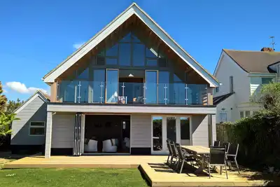 Image de Beach Front House avec une vue magnifique sur la mer. Les chiens sont toujours les bienvenus ici!