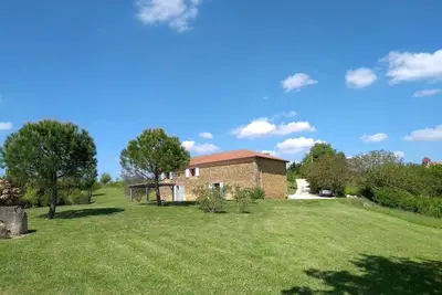 Image de Ferme familiale avec piscine privée et vue panoramique sur le Gers.