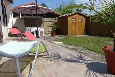 Logement équipé avec jardin indépendant, proche plages 500m, forêt et commerce