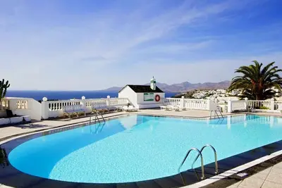 Image de Appartement de luxe, grande terrasse ensoleillée privée, Tv britannique complète, WiFi, piscine immaculée.