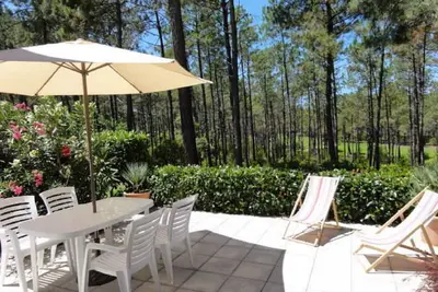 Image de Maison avec piscine, vue sur golf, entre lac et océan