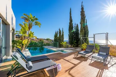 Image de villa design avec vue sur la piscine et imprenable sur la baie de Malaga