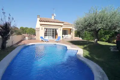 Maison spacieuse et agréable, rez de chaussée avec jardin et piscine privée