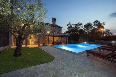 Image de Maison traditionnelle de pierre d'Istrie avec grande piscine