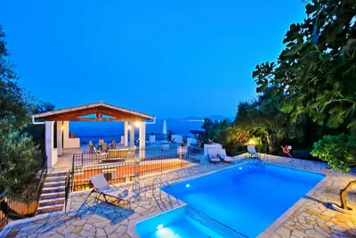 Image de Villa Alexandros avec piscine privée et terrasse sur le toit avec une vue imprenable