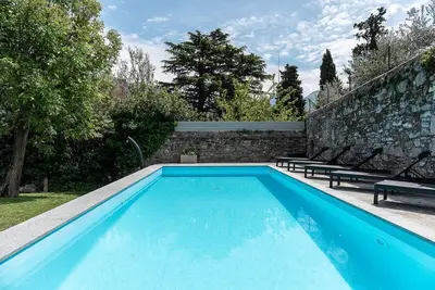Image de Fabuleuse villa avec piscine privée située dans un beau jardin donnant sur le lac