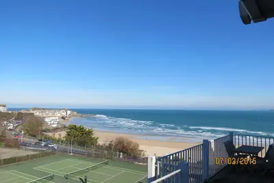 Image de Le Harbour View Apartment offre une vue imprenable sur le port et les plages de St Ives.
