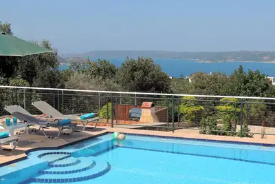 Image de Belle villa avec piscine de 40m2 avec escalier romain et d'une vue panoramique sur la mer
