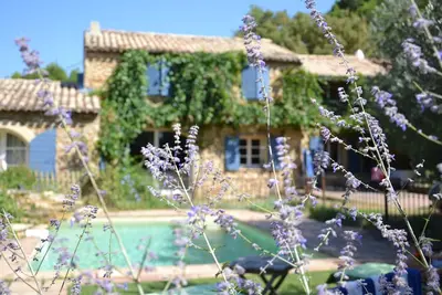 Image de Piolenc: Grand Mas Provençal d’exception à flan de colline en lisière de forêt