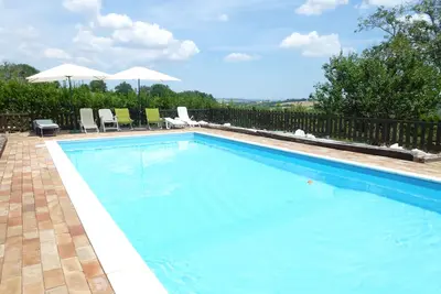 Image de Grand jardin de campagne adapté aux enfants avec piscine, accueil chaleureux italien