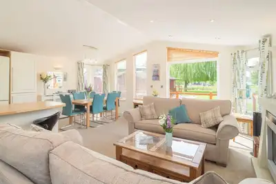 Image de Superbe lodge orienté sud sur la rive de l'Avon à Stratford de Shakespeare
