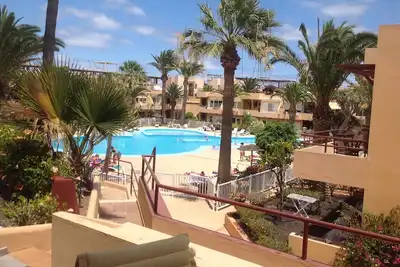 Hébergement dans un complexe calme avec vue sur la piscine, connexion Wi-Fi gratuite et télévision britannique.