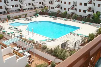 Appartement de rez-de-chaussée moderne exceptionnellement spacieux. Pas de pas. Populaire complx