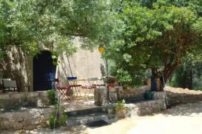 Image de Maisonnette provençale entourée d'oliviers pour amateurs de calme et de nat
