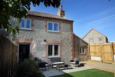 Image de Traditional Brick & Flint Norfolk chalet, à 2 minutes de la plage et de pub local!