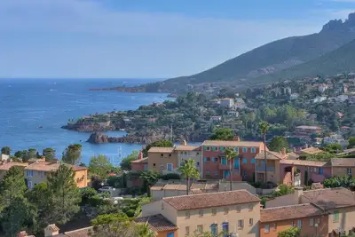 Image de Superbes vues sur la mer, à pied de la plage, piscine partagée, quartier paisible près de Cannes, wi-fi