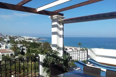 Image de Bel appartement avec vue mer et montagne.