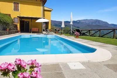 Image de Maison récemment rénovée avec piscine privée et vue imprenable