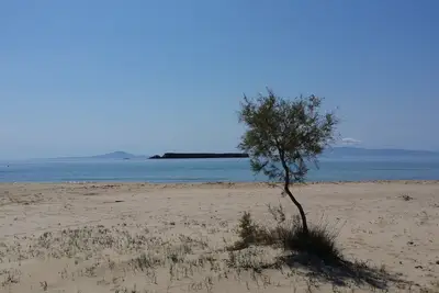 Maison en pierre avec vue sur la mer avec un beau jardin près d'une magnifique plage de sable