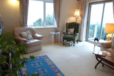 Image de Maisonnette spacieuse avec vue sur la mer près de la plage.