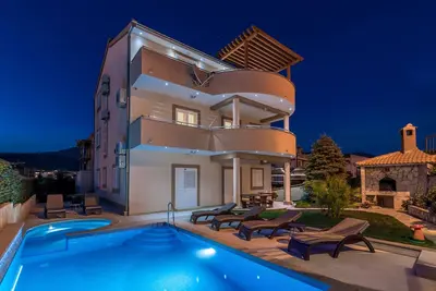 Maison de vacances avec 3 appartements, piscine et jacuzzi à 100 m de la plage