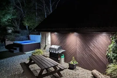 Image de Silver Trees - maison de vacances idéale pour famille \/ animaux avec bain à remous dans un jardin paysager