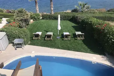 Image de Superbe villa de 2 chambres en front de mer avec piscine privée