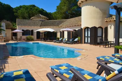 Image de Isolé spacieuse villa de vacances avec piscine privée à Fabuleux La Manga Club