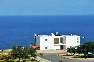 Image de Villa familiale de 5 chambres, piscine privée, emplacement en bord de falaise surplombant la mer