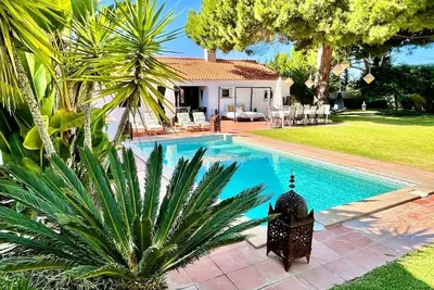 Image de 5 mn pied de la plage. Grand jardin arboré Piscine. Spa et tennis a proximité