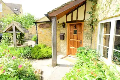 Image de Un chalet en pierre unique des Cotswolds du XVIe siècle avec parking, à 2 minutes à pied du village!