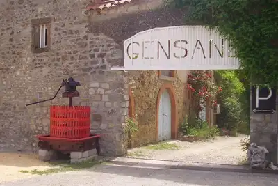 Image de gite 4 chambres  8 personnes classé  3 étoiles dans un mas  au milieu des vignes
